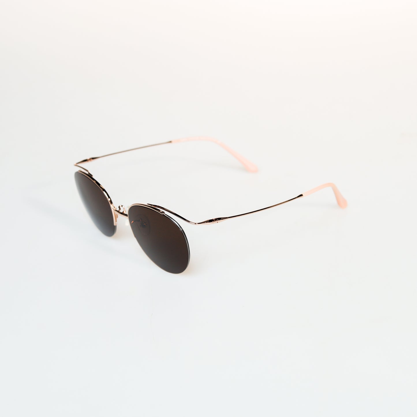 Simple Half Frame Oval Titanium Sunglasses | GMGeyewear Coquelicot2 GS83T1031