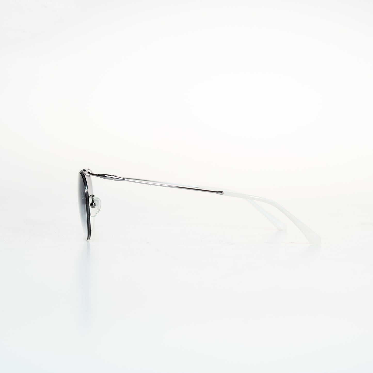 Simple Half Frame Oval Titanium Sunglasses | GMGeyewear Coquelicot2 GS83T1030